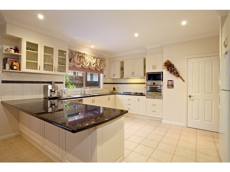 5 Rosstrevor Crescent, Mitcham VIC 3132