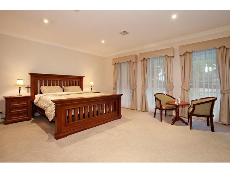 5 Rosstrevor Crescent, Mitcham VIC 3132