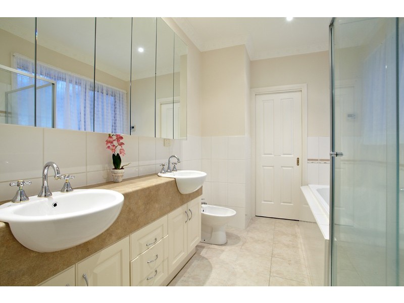 5 Rosstrevor Crescent, Mitcham VIC 3132