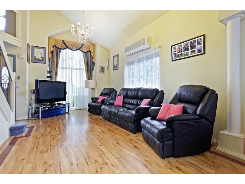 8 Minton Walk, Narre Warren South VIC 3805