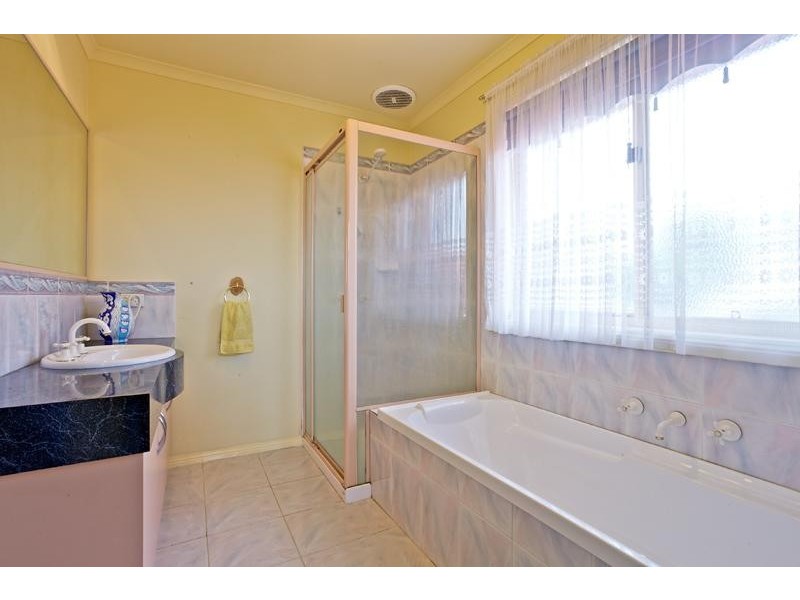 8 Minton Walk, Narre Warren South VIC 3805