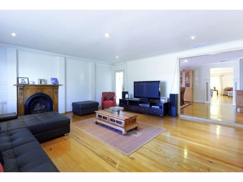 6 Tussock Crescent, Sydenham VIC 3037