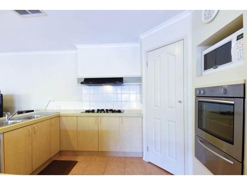 6 Tussock Crescent, Sydenham VIC 3037