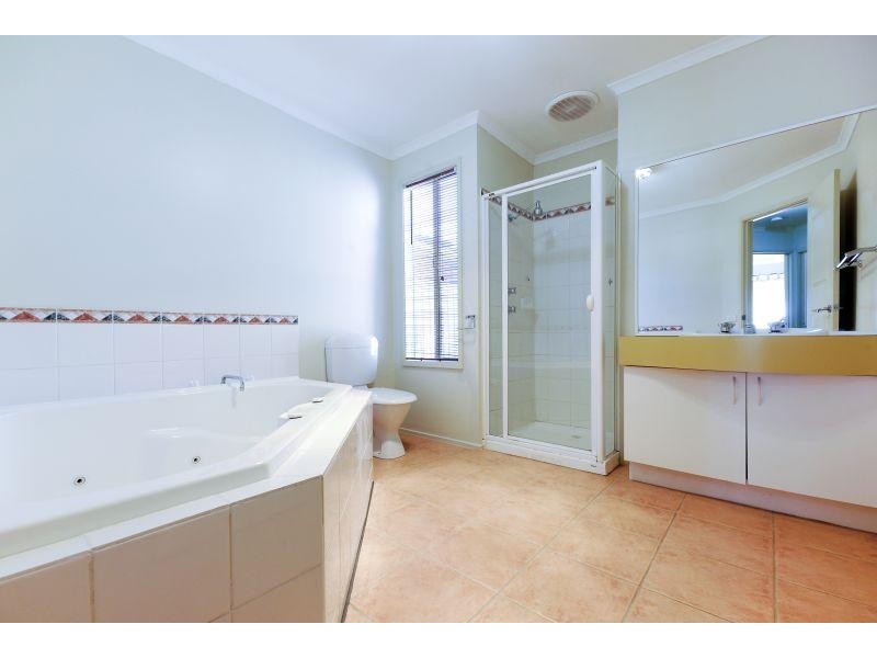 6 Tussock Crescent, Sydenham VIC 3037