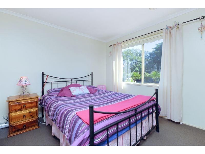 6 Tussock Crescent, Sydenham VIC 3037