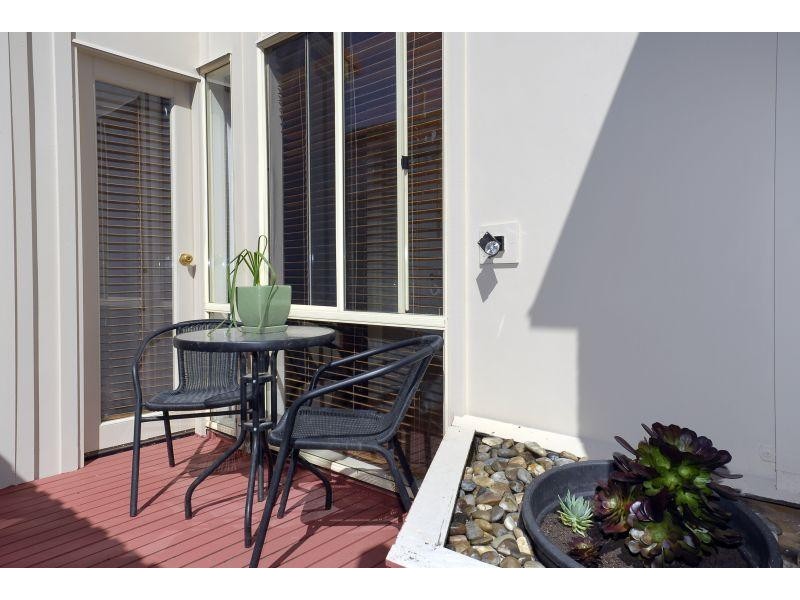 6 Tussock Crescent, Sydenham VIC 3037