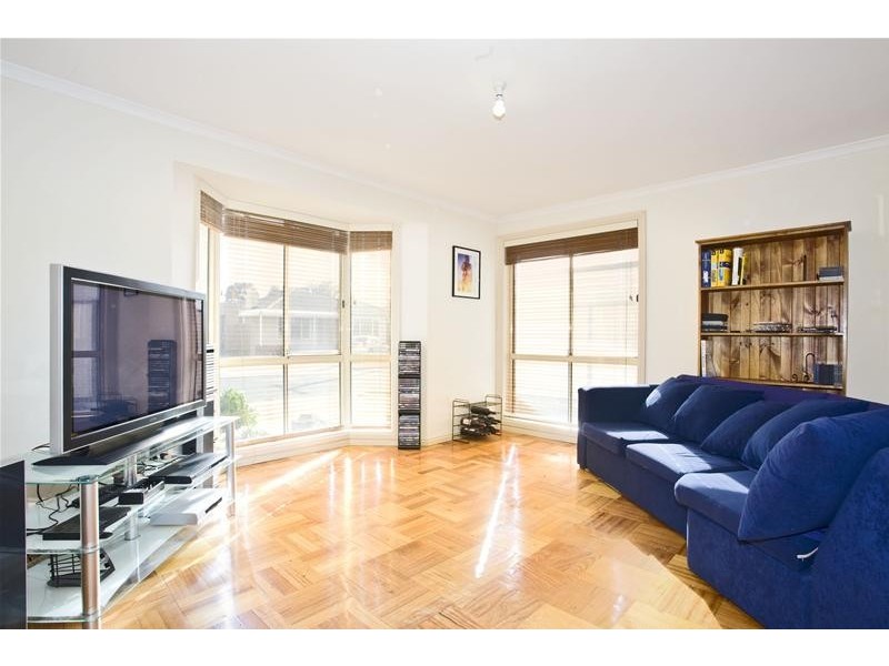 2/34 Railway Parade, Deer Park VIC 3023