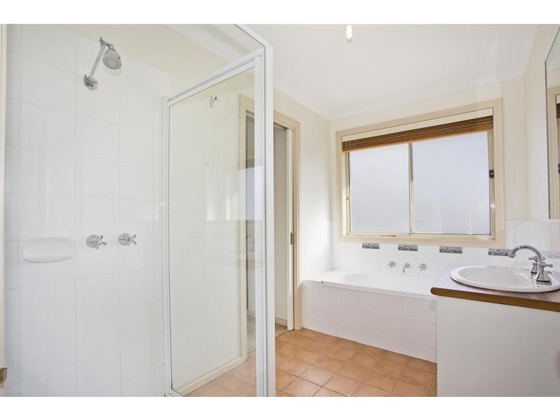 2/34 Railway Parade, Deer Park VIC 3023