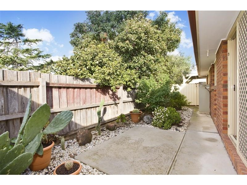 2/34 Railway Parade, Deer Park VIC 3023