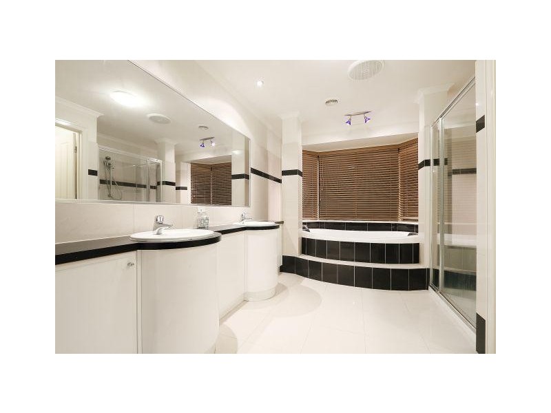 15 Ganaway Drive, Berwick VIC 3806