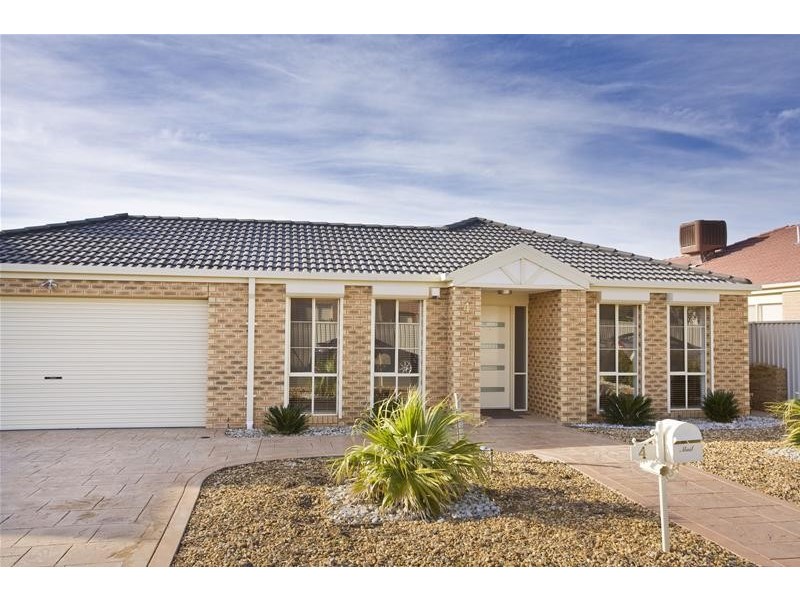 4 Bunya Close, Caroline Springs VIC 3023