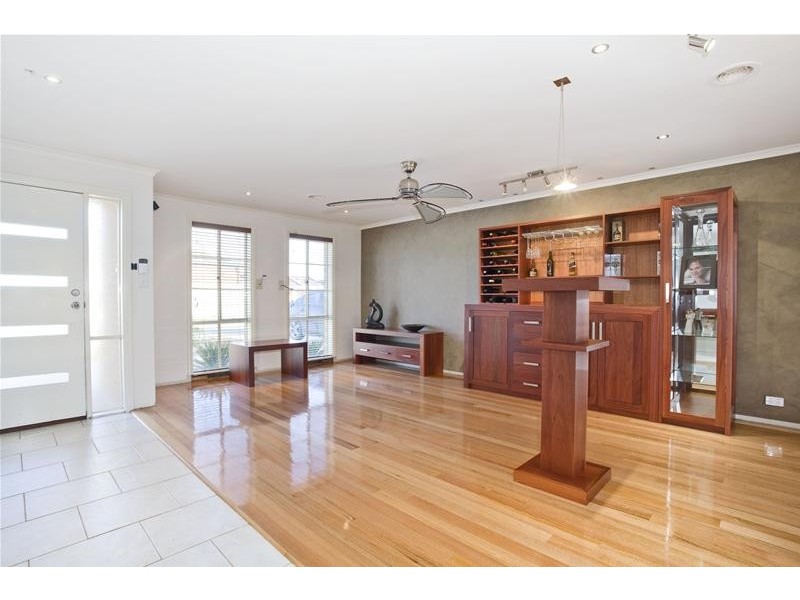 4 Bunya Close, Caroline Springs VIC 3023