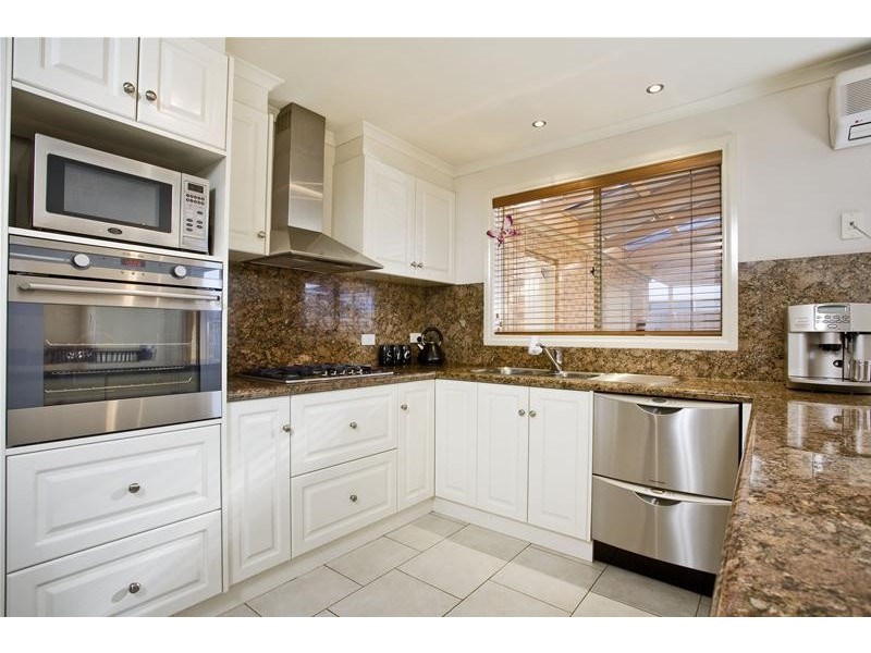 4 Bunya Close, Caroline Springs VIC 3023