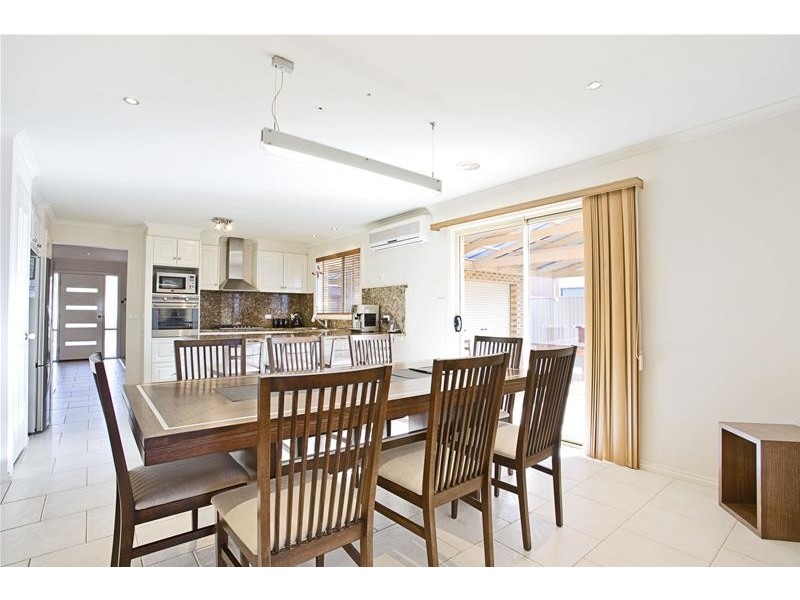 4 Bunya Close, Caroline Springs VIC 3023