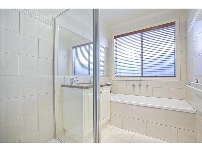 4 Bunya Close, Caroline Springs VIC 3023