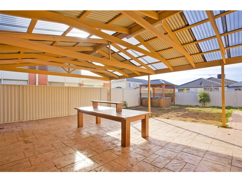 4 Bunya Close, Caroline Springs VIC 3023