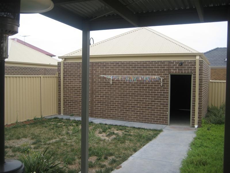 8 Shell Lane, Point Cook VIC 3030