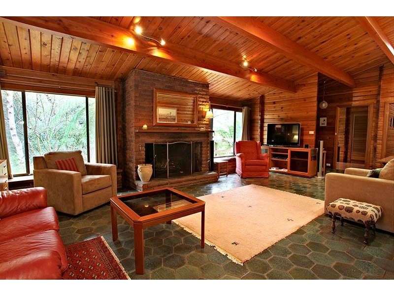 6 Lakeside Drive, Emerald VIC 3782