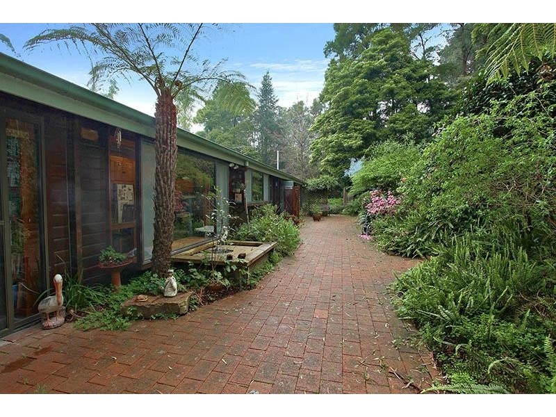 6 Lakeside Drive, Emerald VIC 3782