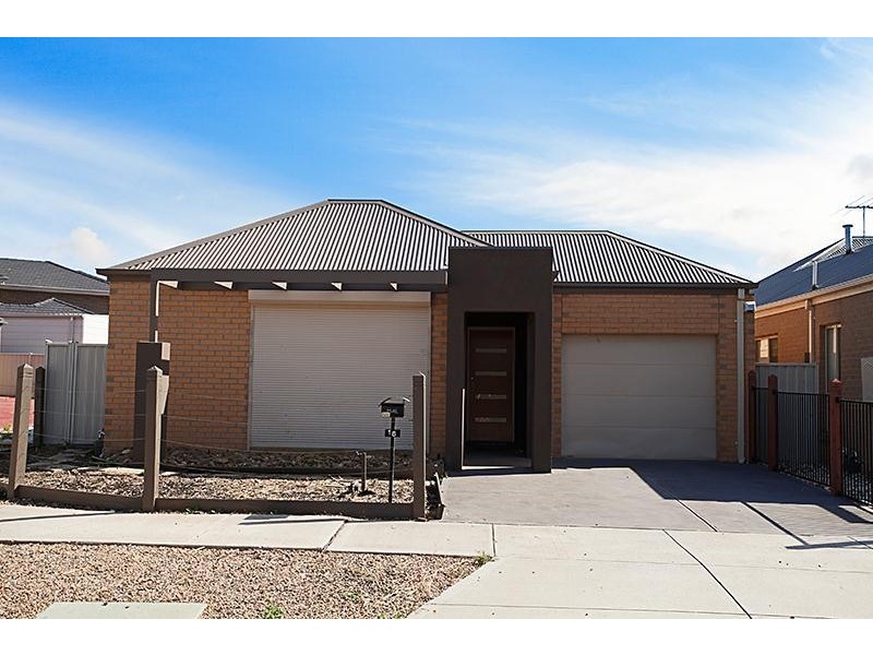 16 Rosella Crescent, Caroline Springs VIC 3023