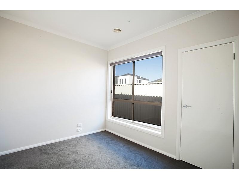 16 Rosella Crescent, Caroline Springs VIC 3023