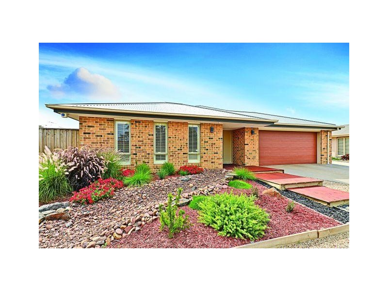18 Robinia Close, Melton West VIC 3337