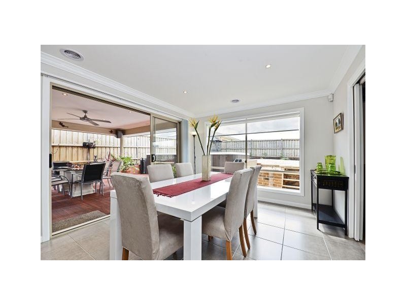 18 Robinia Close, Melton West VIC 3337