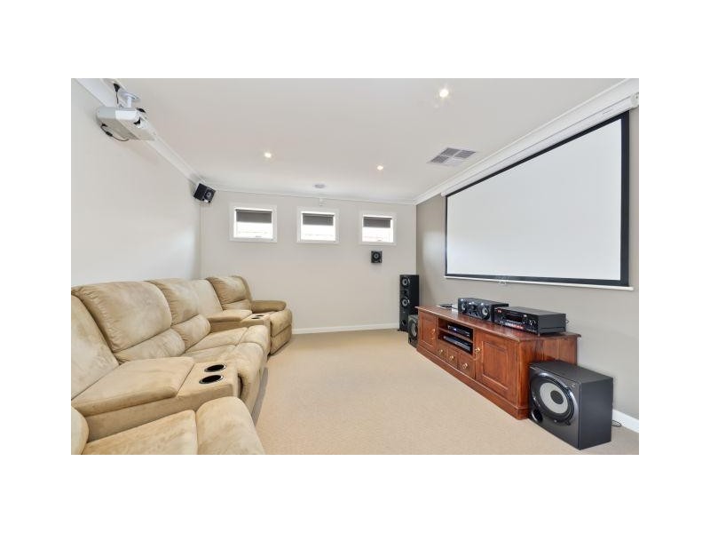 18 Robinia Close, Melton West VIC 3337