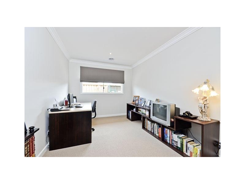 18 Robinia Close, Melton West VIC 3337