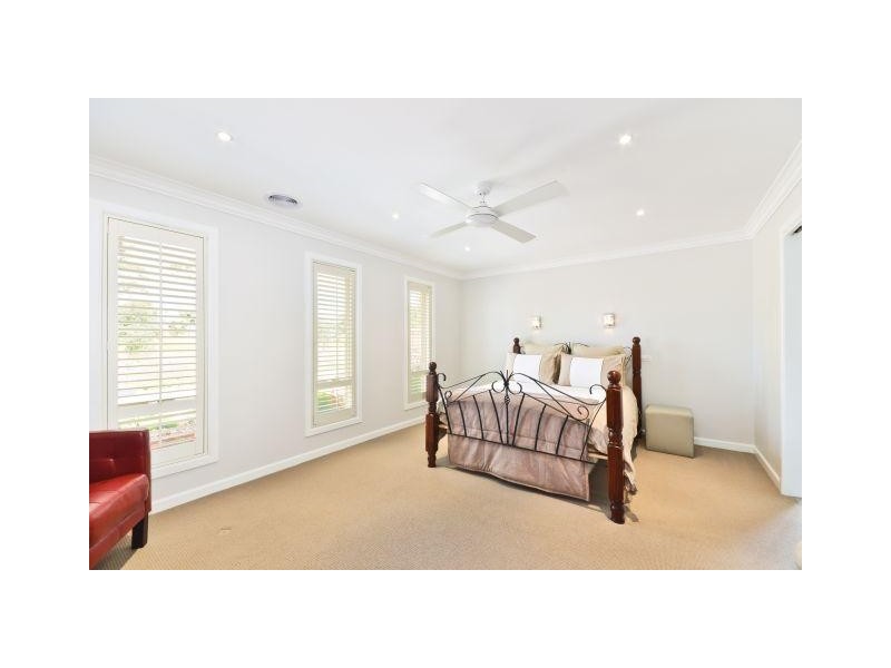 18 Robinia Close, Melton West VIC 3337