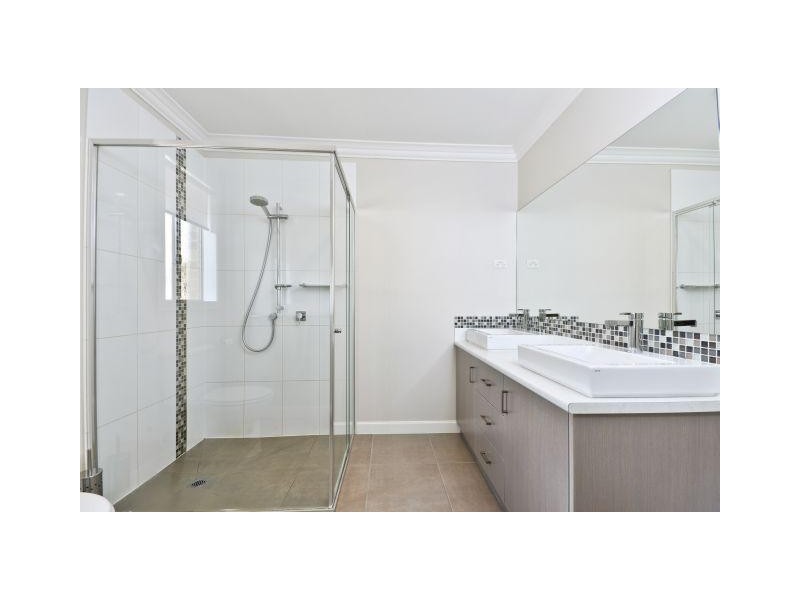 18 Robinia Close, Melton West VIC 3337