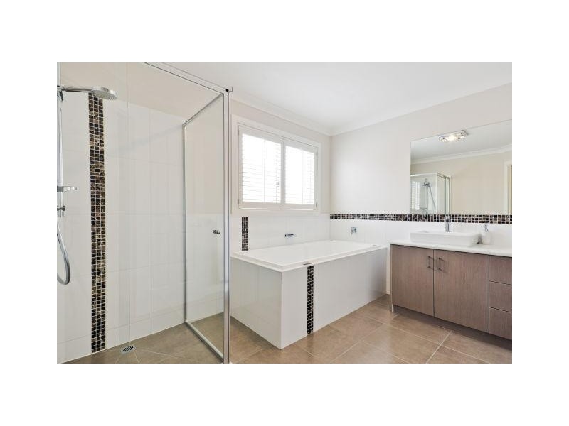 18 Robinia Close, Melton West VIC 3337