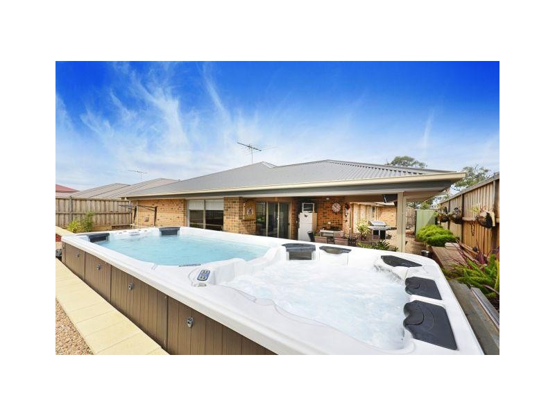 18 Robinia Close, Melton West VIC 3337