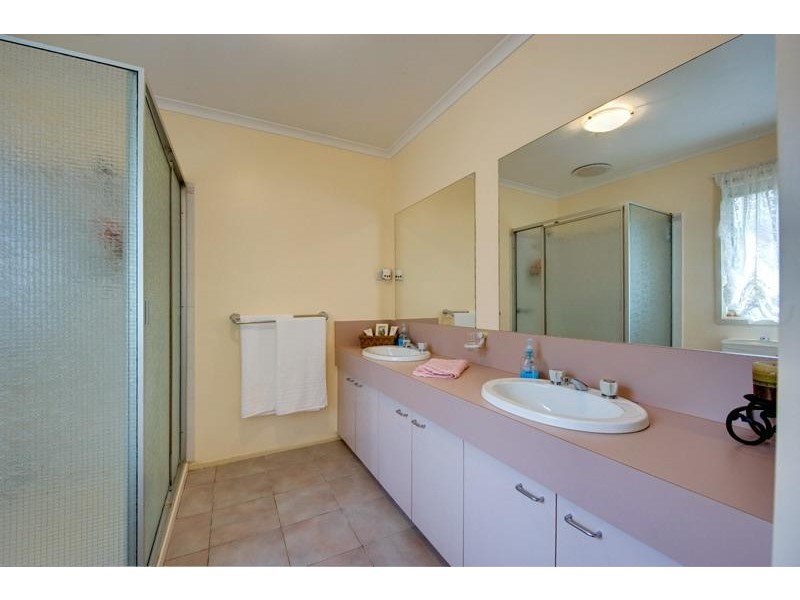 38 Valleyview Drive, Rowville VIC 3178