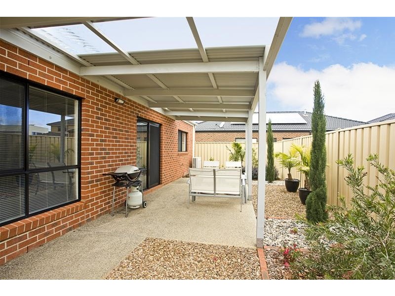 6 Ivan James Place, Caroline Springs VIC 3023