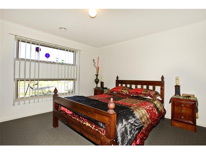 35 Tyndall Street, Cranbourne East VIC 3977