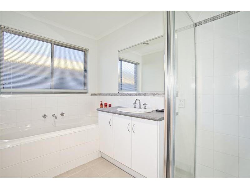 35 Tyndall Street, Cranbourne East VIC 3977