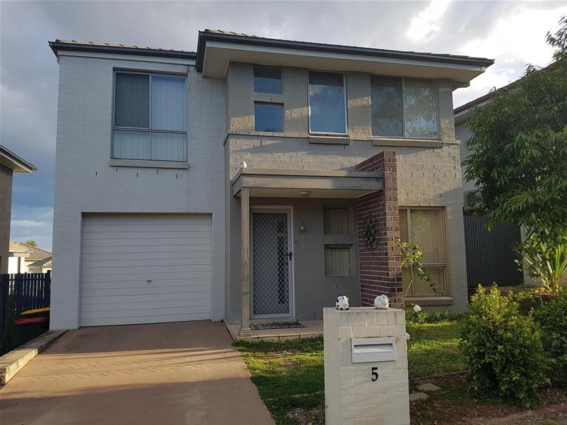5 Northampton Drive, Glenfield NSW 2167
