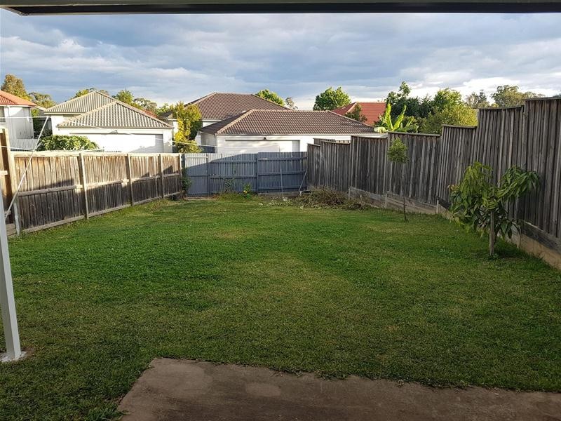 5 Northampton Drive, Glenfield NSW 2167