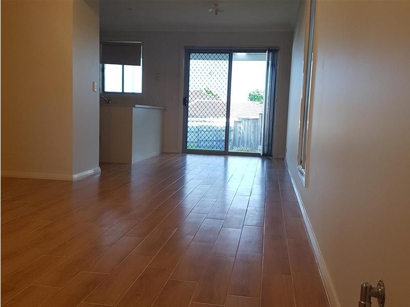 5 Northampton Drive, Glenfield NSW 2167