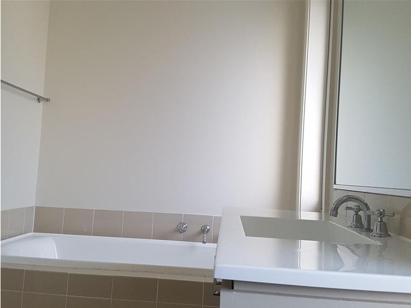 5 Northampton Drive, Glenfield NSW 2167