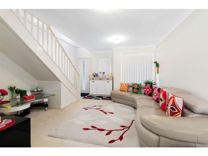 16 Northampton Drive, Glenfield NSW 2167