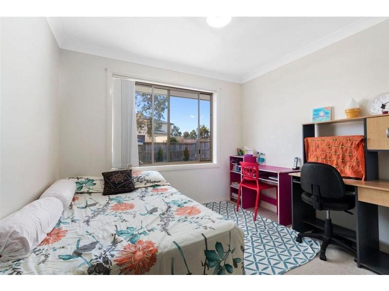 16 Northampton Drive, Glenfield NSW 2167