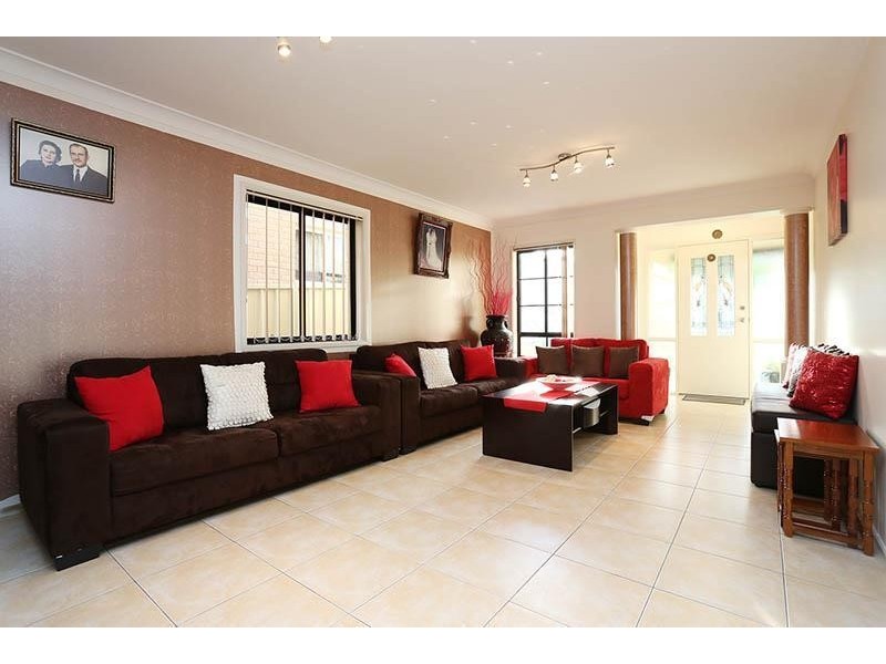 8 McCubbin Place, Casula NSW 2170