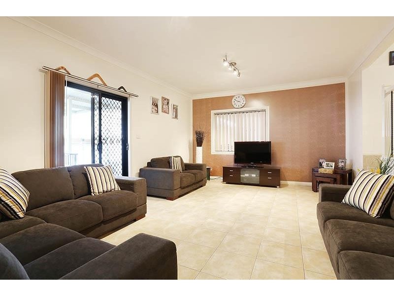 8 McCubbin Place, Casula NSW 2170