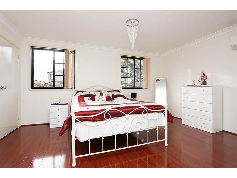 8 McCubbin Place, Casula NSW 2170