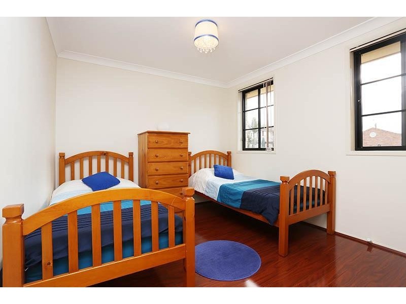 8 McCubbin Place, Casula NSW 2170