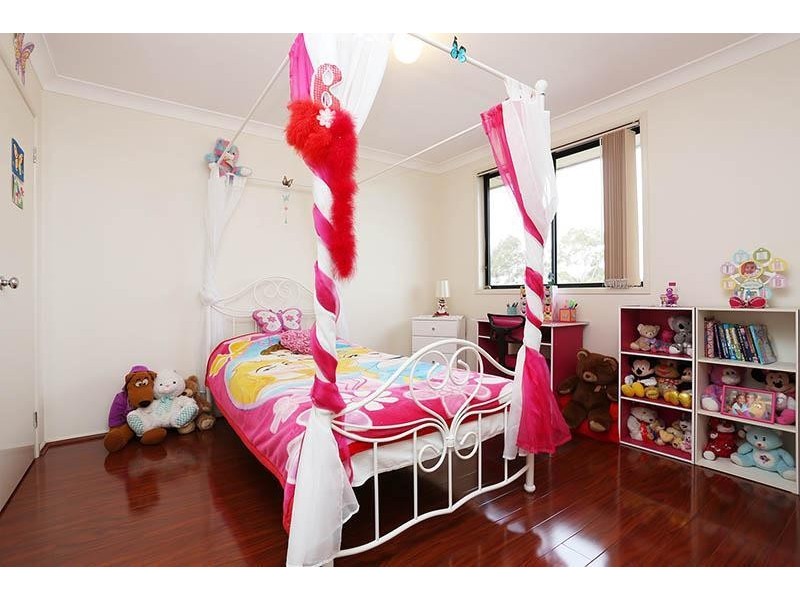 8 McCubbin Place, Casula NSW 2170