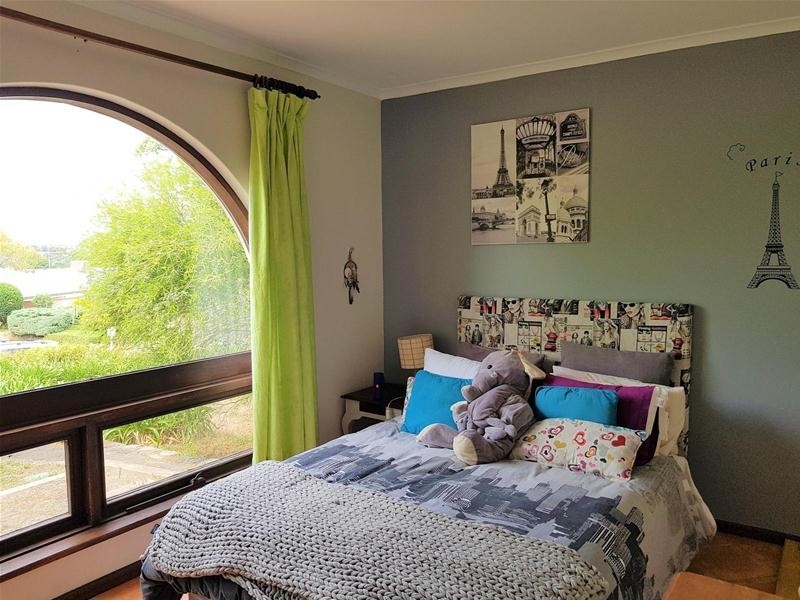 6 Falcon Court, Hallett Cove SA 5158