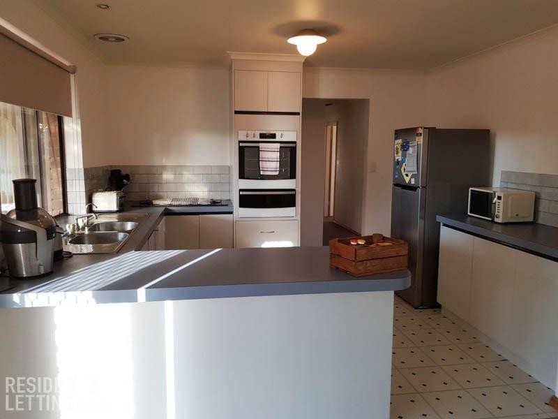 32 Rogana Crescent, Hallett Cove SA 5158